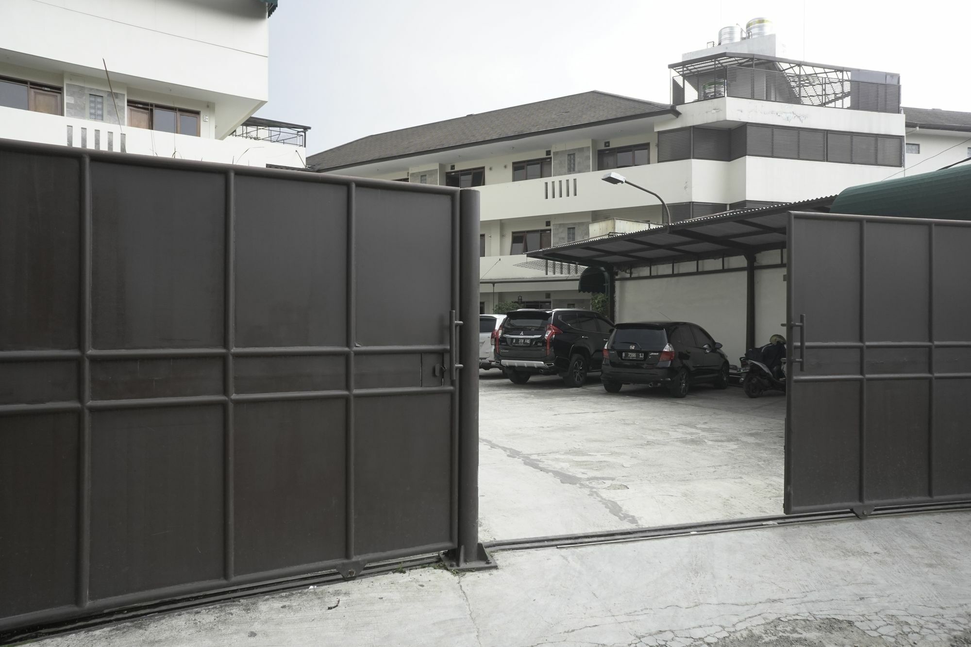 Reddoorz Plus @ Ciumbuleuit Area バンドゥン エクステリア 写真